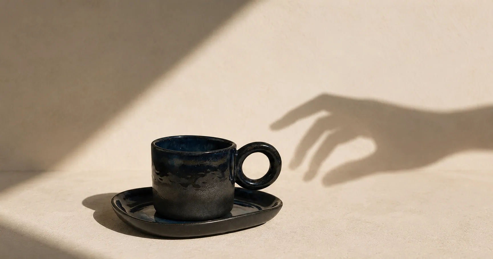 Stoneware fincan ve tabak kompozisyonunu temsil eden editoryal görsel